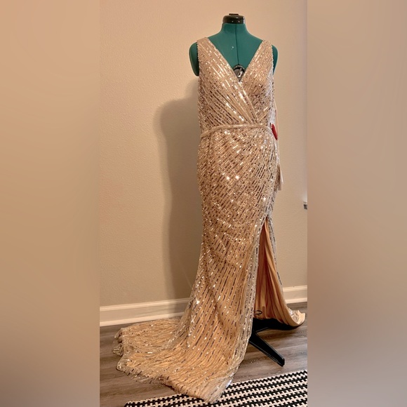 Mac Duggal Sequined Gown - Picture 7 of 9